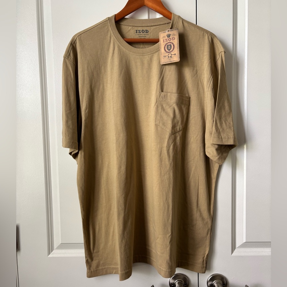 NWT Izod Luxury Sport Vintage Men’s SS Pocket Tee T-Shirt Sandstorm Size XL NEW